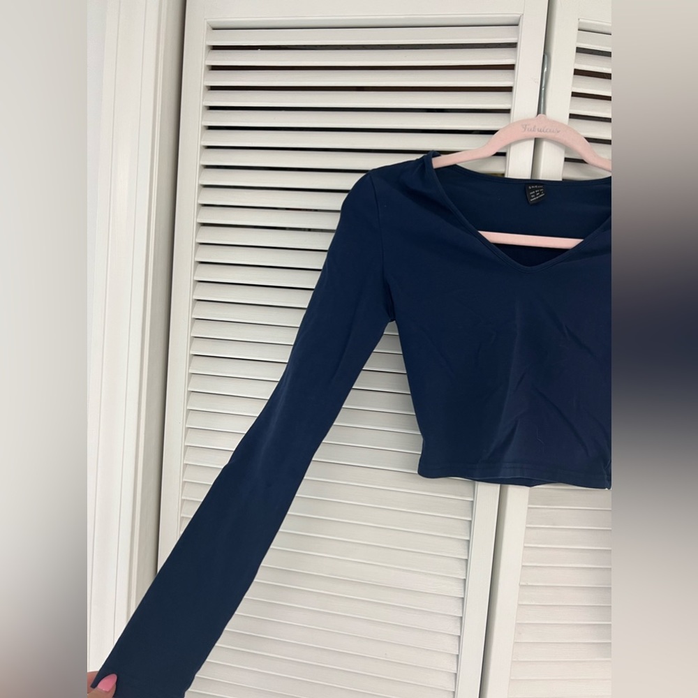 navy cropped v-neck longsleeve size xs